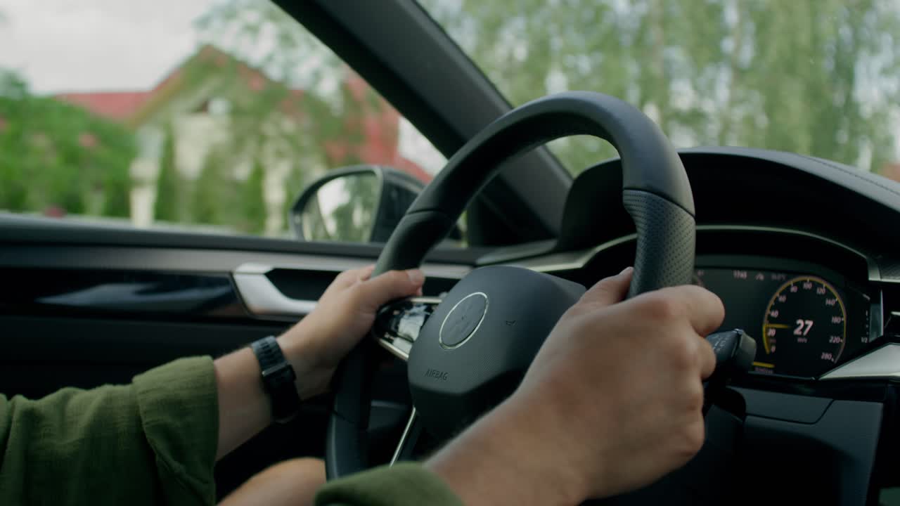 자동차를 운전하는 사람