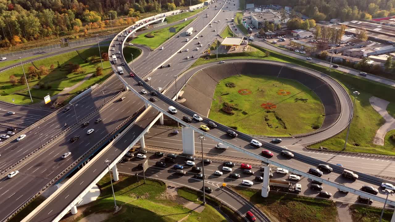 vista aérea de una intersección de autopistas en moscú.