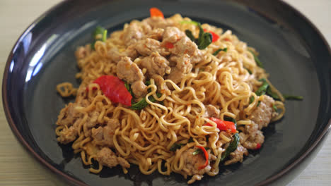 homemade-stir-fried-instant-noodles-with-Thai-basil-and-minced-pork---Thai-food-style