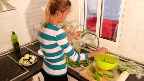 Una-Niña-Filipina-Arranca-Las-Hojas-De-Un-Kangkong-Para-Preparar-El-Sinigang