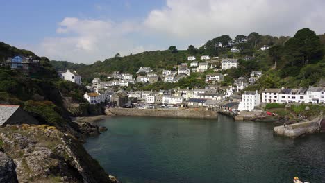 Vista-Del-Bonito-Pueblo-Pesquero-De-Polperro-En-Cornwall,-Inglaterra,-Reino-Unido