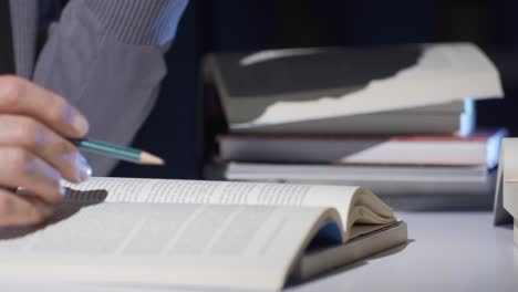 investigador de primer plano, historiador, anciano maduro haciendo investigación histórica leyendo un libro.