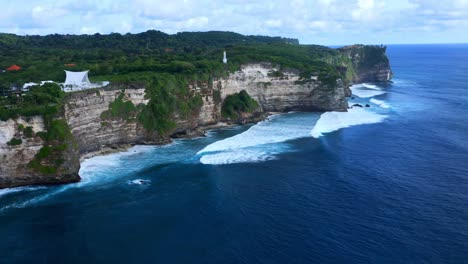 Panorama-Luftaufnahme-Der-Erhabenen-Uluwatu-Klippen-Von-Pura-Im-Süden-Von-Kuta,-Badung,-Bali,-Indonesien