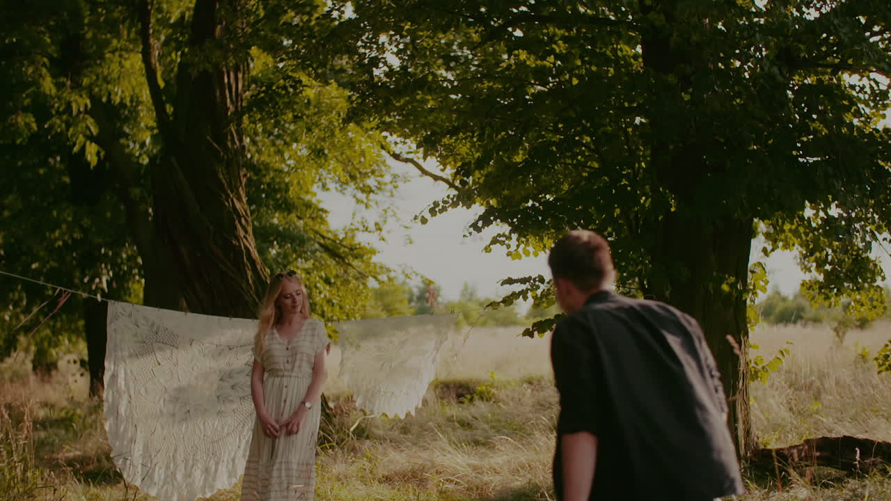 여름 2에 야외에서 여자를 지원하는 젊은 남자