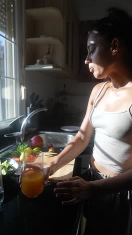 mujer preparando un desayuno saludable en la cocina