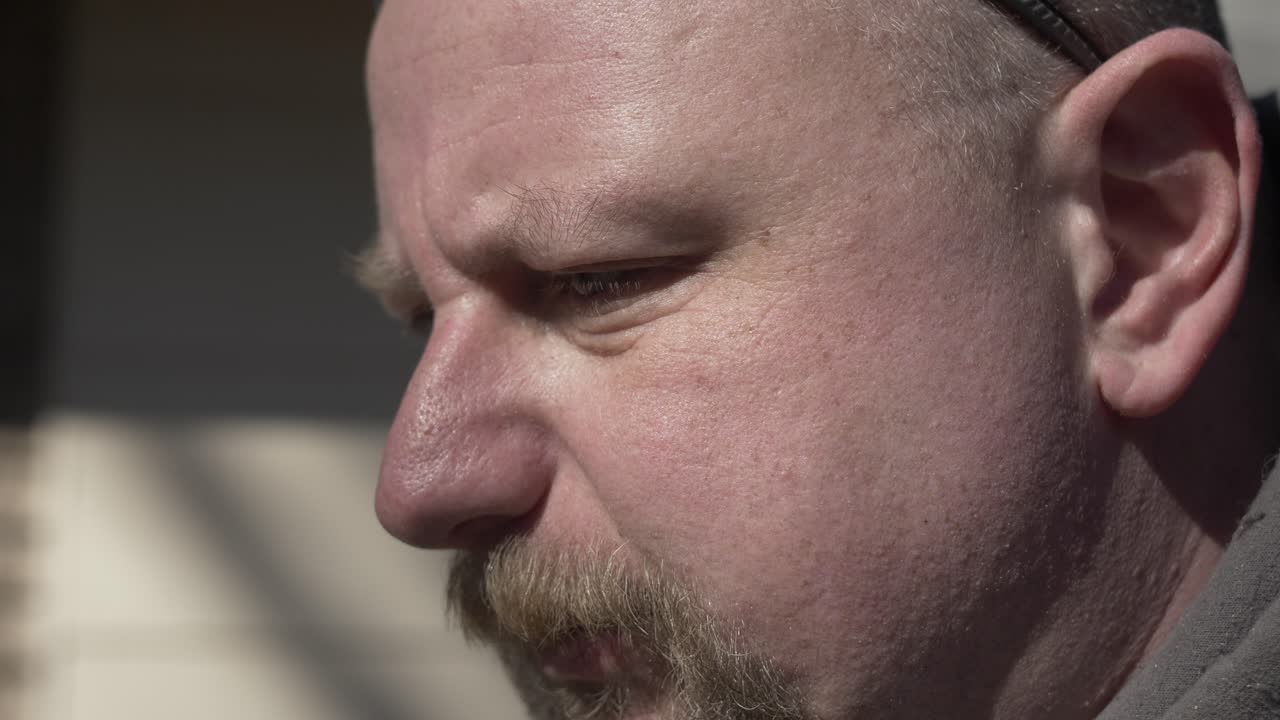 un hombre está parado afuera hablando en cámara lenta