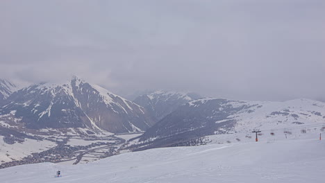 Zeitrafferaufnahme-Des-Sich-Bewegenden-Skilifts-Während-Eines-Verschneiten-Und-Nebligen-Wintertages-In-Den-Bergen