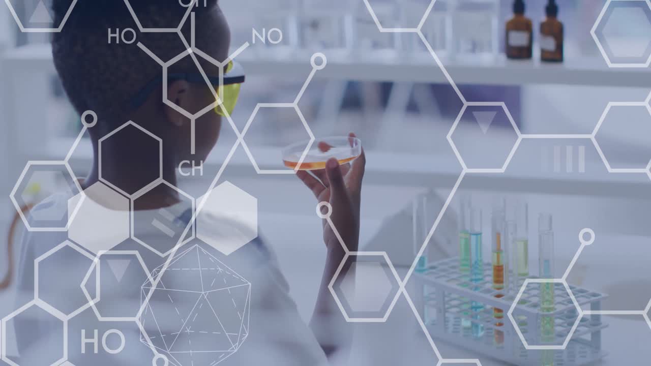 animación de diagramas elementales sobre un escolar afroamericano que sostiene una placa de petri en la clase de ciencias