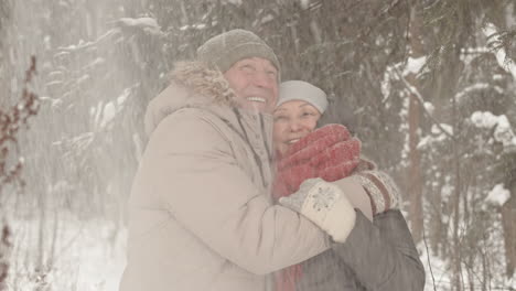 una pareja feliz disfrutando de un día de nieve.