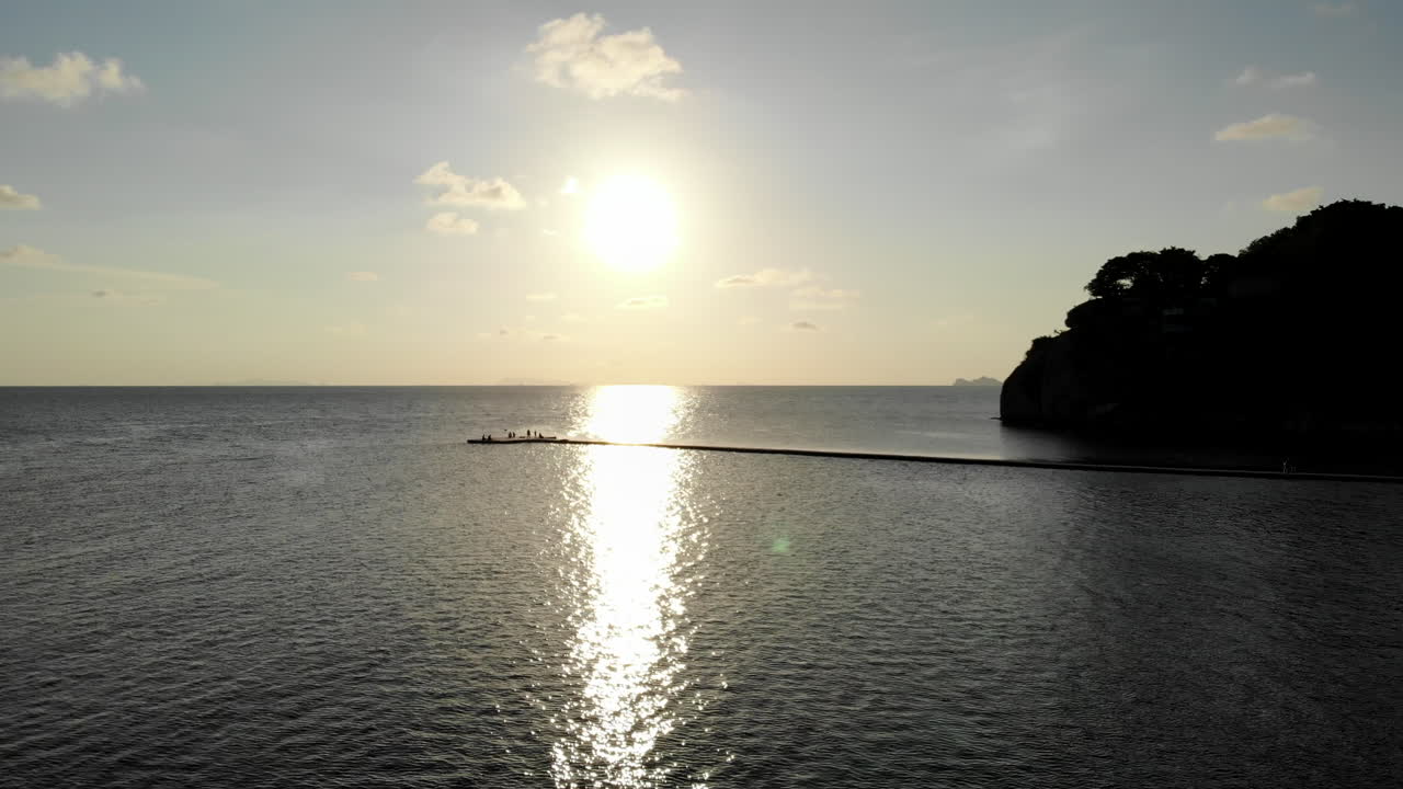 백그라운드에서 일몰과 함께 부두 위의 드론 곤경