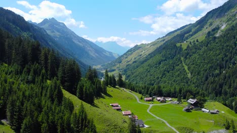 Vista-Panorámica-Aérea-Del-Pueblo-De-Unterschachen-En-Los-Alpes-Suizos-En-Un-Día-Soleado