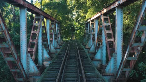vieja construcción de puente de tren oxidado sobre el río
