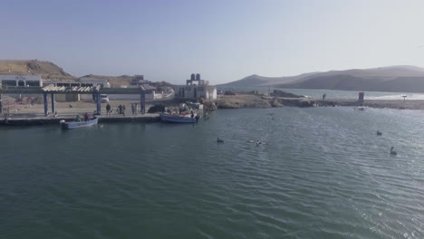 Toma-De-Drones-De-Algunos-Barcos-Flotando-En-El-Mar-En-La-Orilla-De-Un-Puerto-Peruano