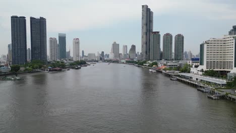 Ruhiger-Chao-Phraya-Fluss-An-Einem-Ruhigen-Abend