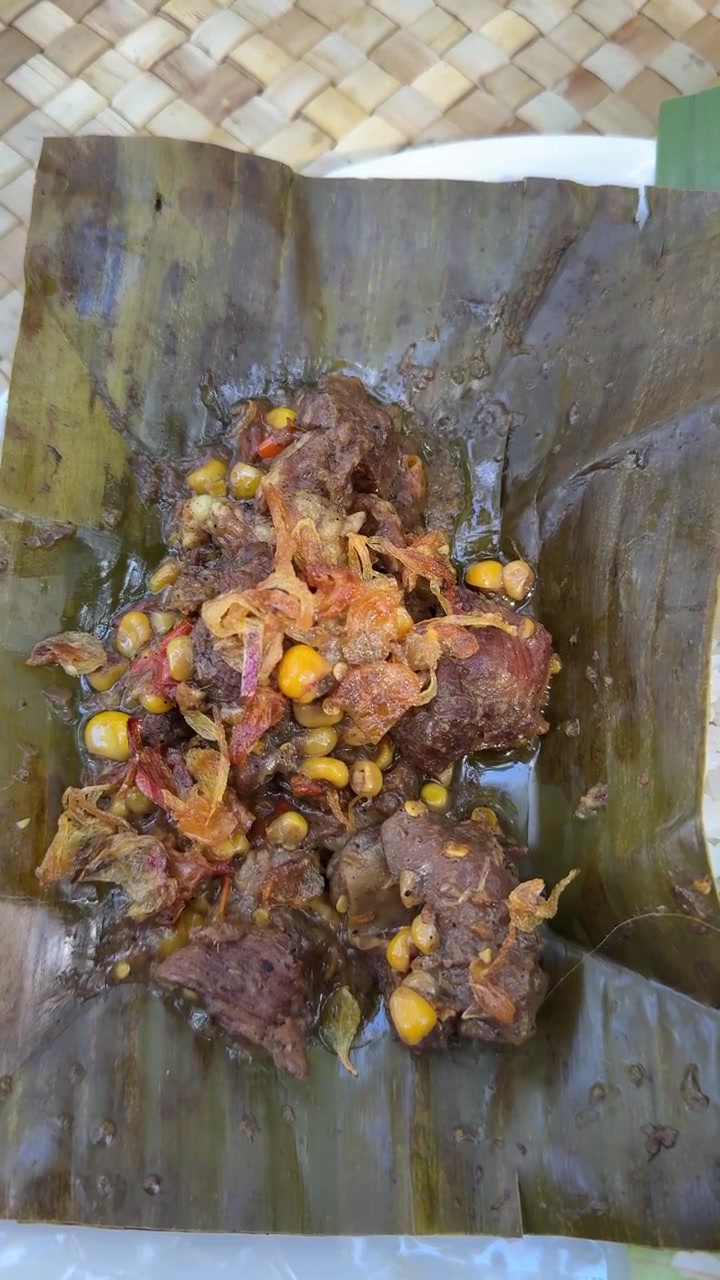 Hidangan Daging Sapi Tradisional Indonesia Disajikan di Daun Pisang