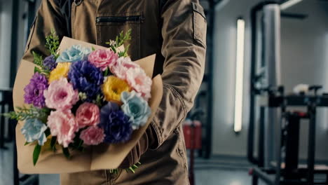 mecánico dando un ramo de flores