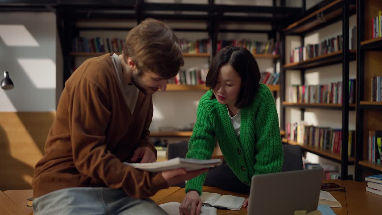 estudiantes que colaboran en una biblioteca