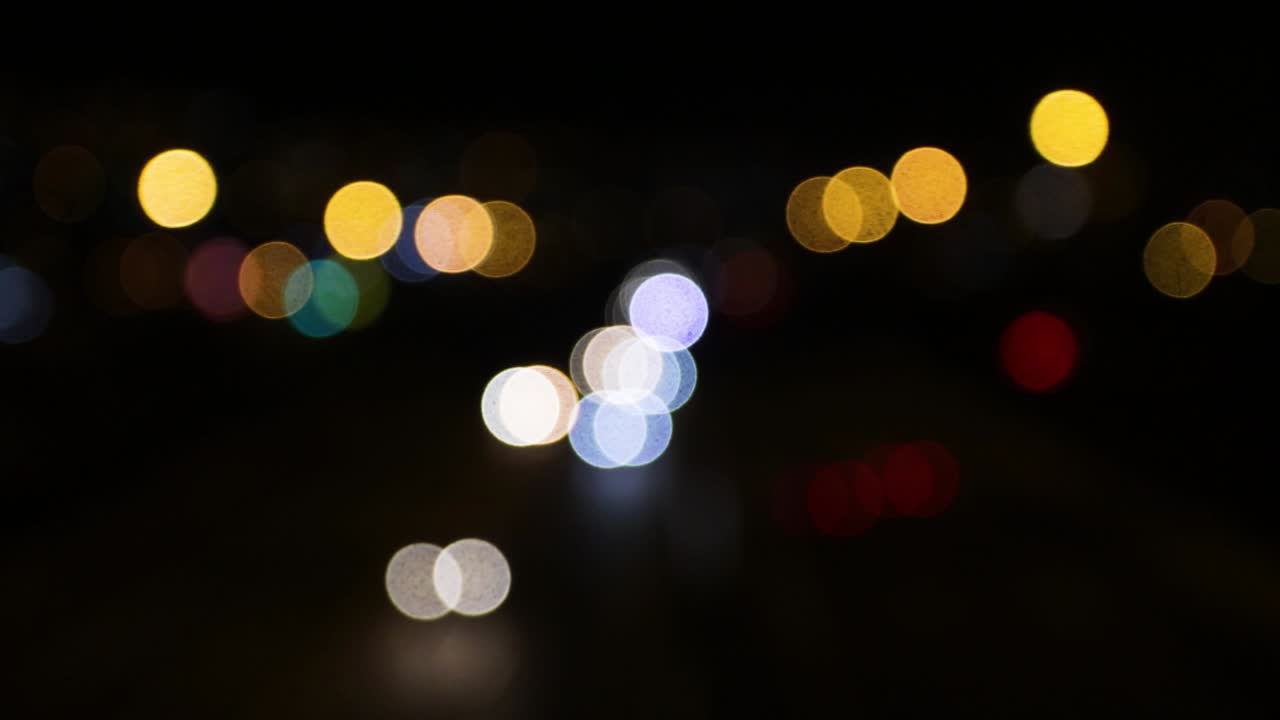 coches circulando por una autopista fuera de foco, tenerife