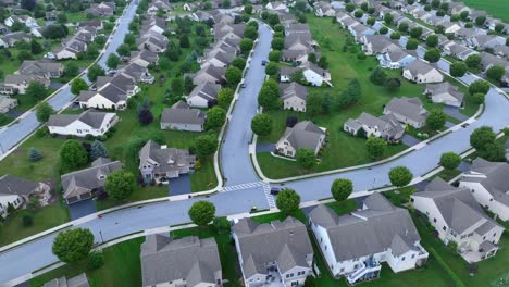 Aerial-view-of-a-curving-street-in-a-suburban-neighborhood