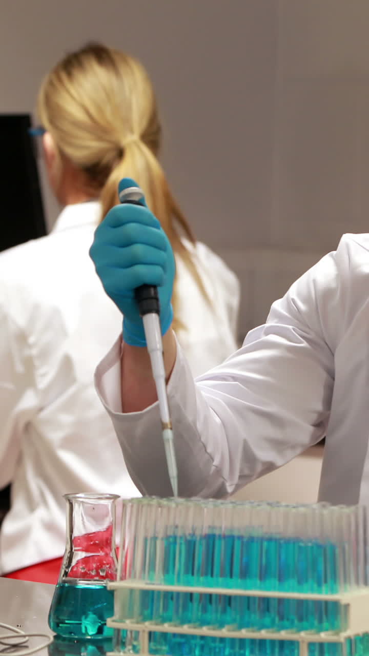 científico haciendo un experimento químico