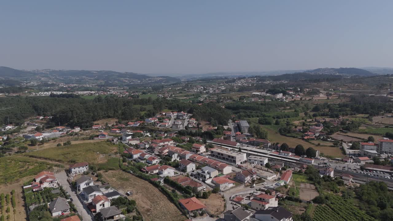 카이데 데 레이 포르투갈의 항공 사진. 마을 주택, 농지, 주변의 푸른 언덕이 보여요