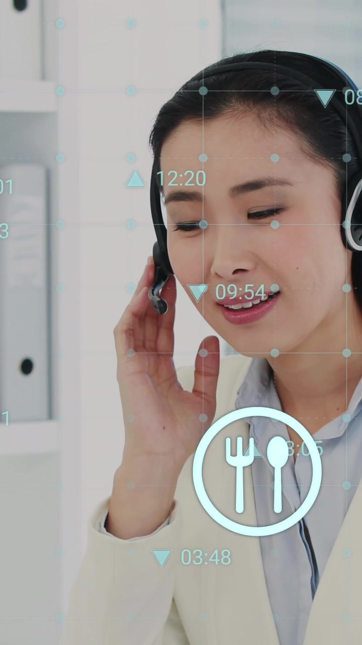Animazione di elaborazione dati su una dottoressa asiatica che utilizza un laptop e delle cuffie