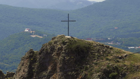 Holzkreuz-Auf-Dem-Gipfel-Eines-Schroffen-Berges-In-Der-Landschaft-Von-Georgia