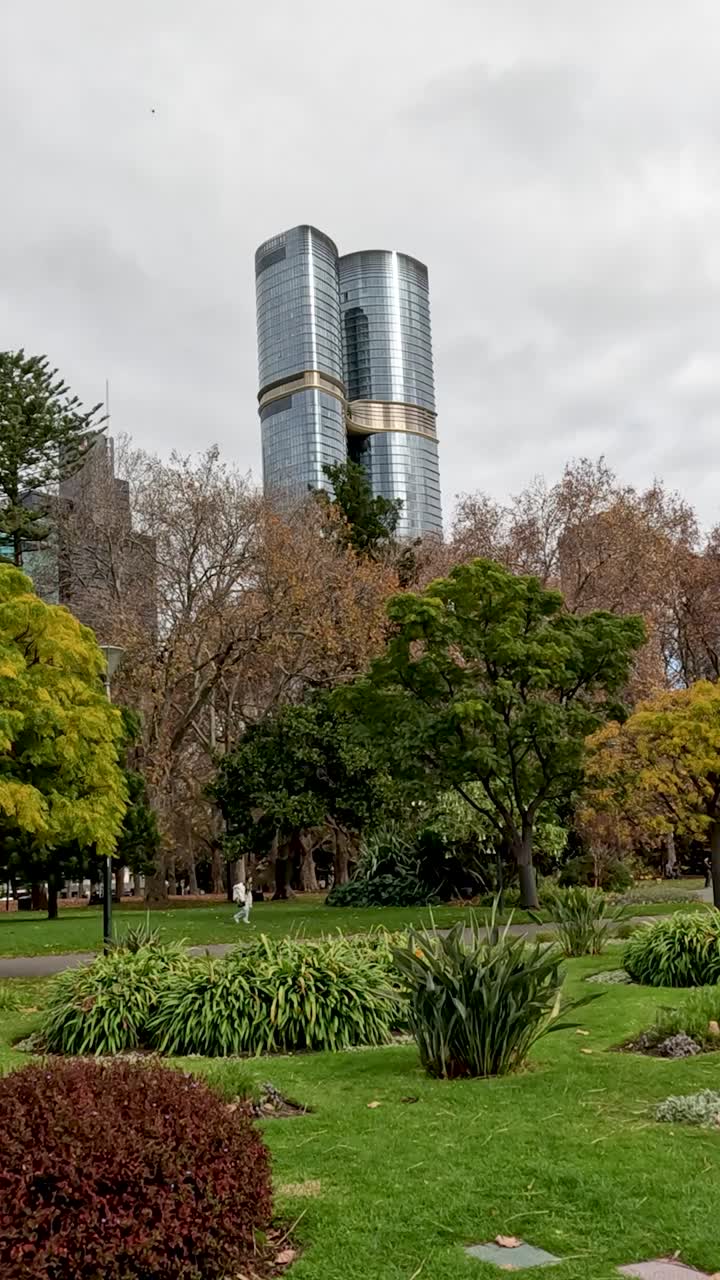 exuberante vegetación con el horizonte de la ciudad como telón de fondo
