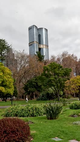 exuberante vegetación con el horizonte de la ciudad como telón de fondo