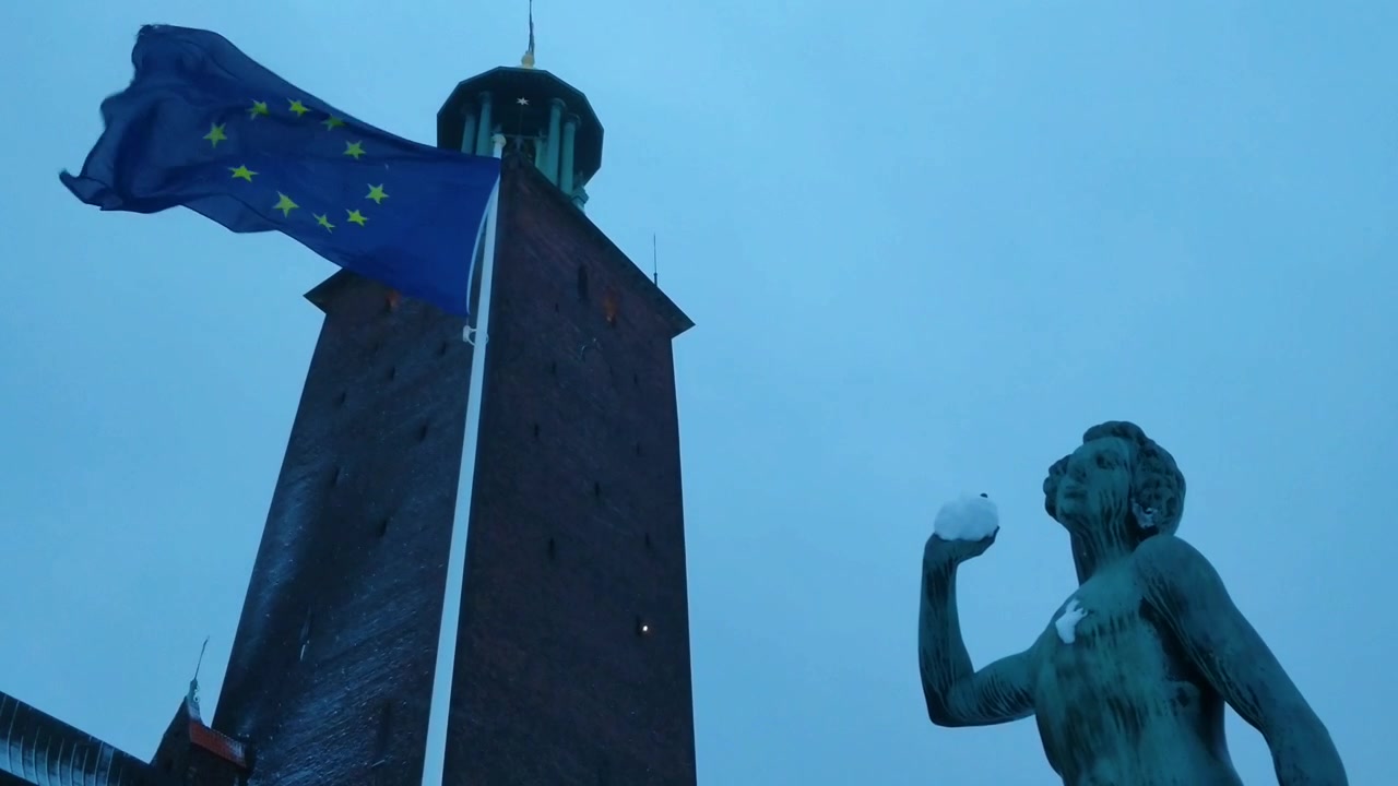 Municipio di Stoccolma, statua femminile e bandiera dell'UE al vento
