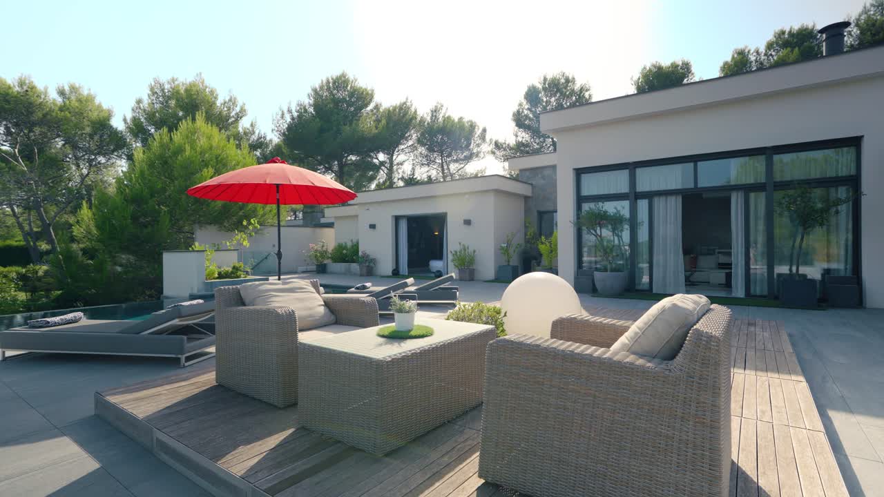 Ripresa aerea a spirale di arredamento da esterno a bordo piscina in una villa a St Gely du Fresc.