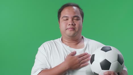 축구 공 을 들고 있는 남자