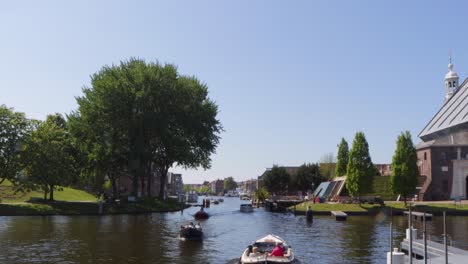 Schiffsverkehr-In-Einer-Stadt-In-Den-Niederlanden-An-Einem-Sonnigen-Tag