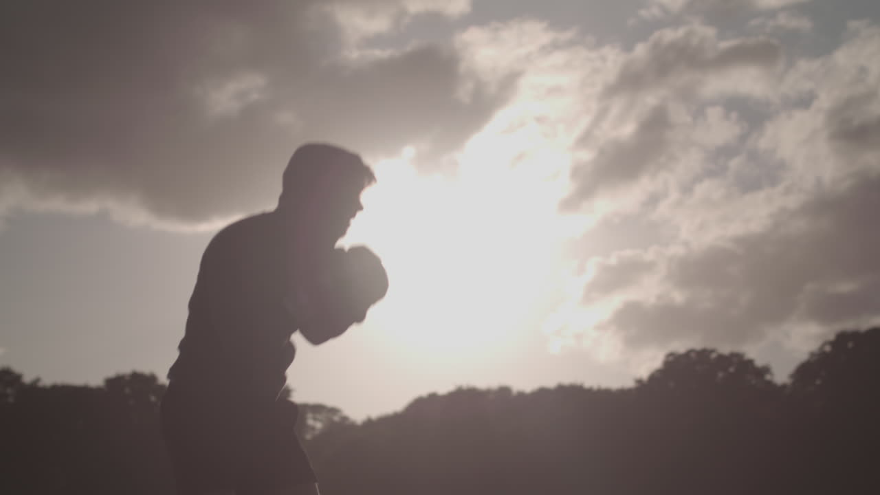 공원에서 저녁 햇빛에 권투하는 젊은 매력적인 남자 - 등급 없음