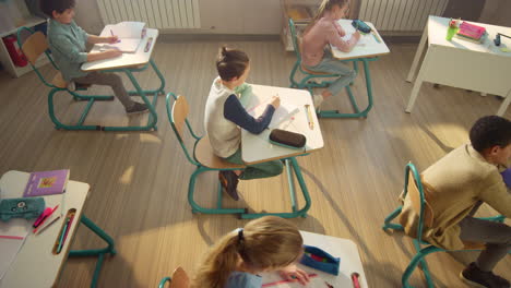 leerlingen die in de klas op school leren. multi-etnische leerlingen die les krijgen