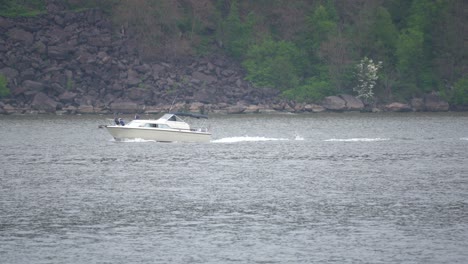 boot, das durch schmale wasserstraße fährt