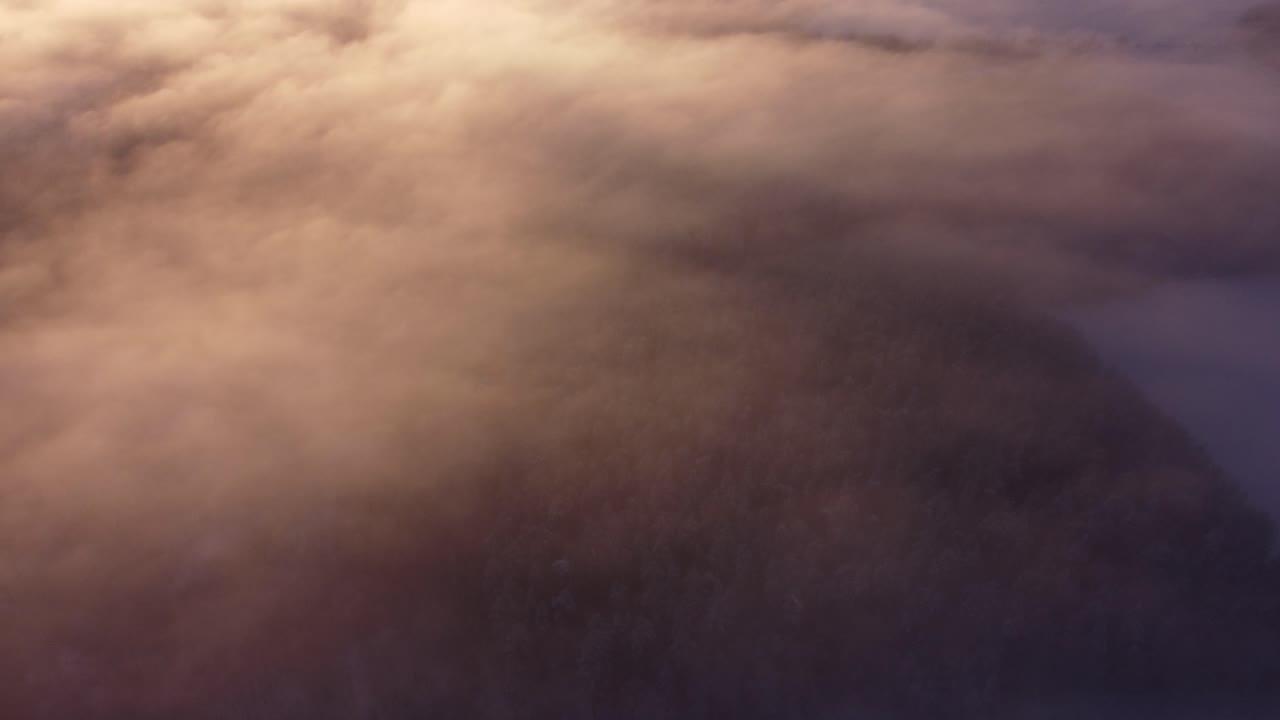 volando sobre nubes de niebla y bosques estacionales cubiertos de escarcha a la luz del amanecer
