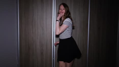 niña bailando sola por la noche adentro