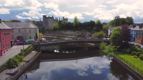 luftaufnahmen der mittelalterlichen stadt, burg und bogenbrücke bei abnehmender flughöhe