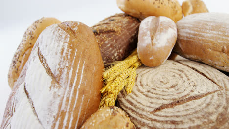 Verschiedene-Brotsorten-Mit-Weizenkörnern