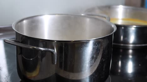 una olla de acero inoxidable vacía en una estufa