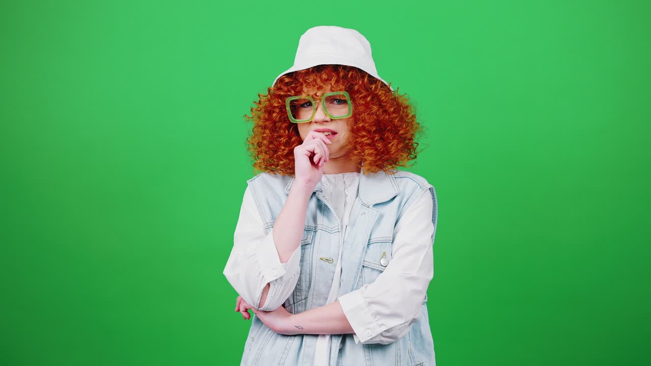 joven rubia insegura mujer rizada sintiendo dudas, mordiéndose las uñas y sacudiendo la cabeza en rechazo, fondo de llave cromada