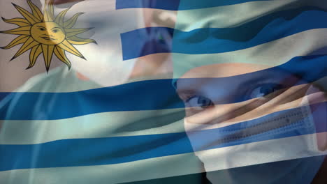 argentinische flagge schwingt gegen das porträt einer chirurgin mit gesichtsmaske im krankenhaus