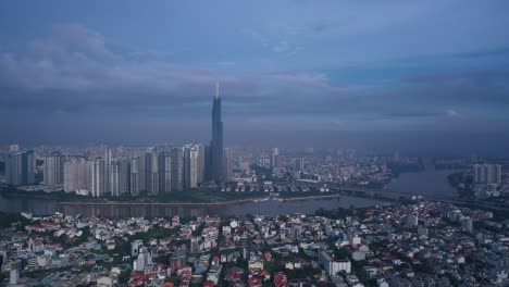 órbita aérea del edificio histórico de vietnam en la madrugada