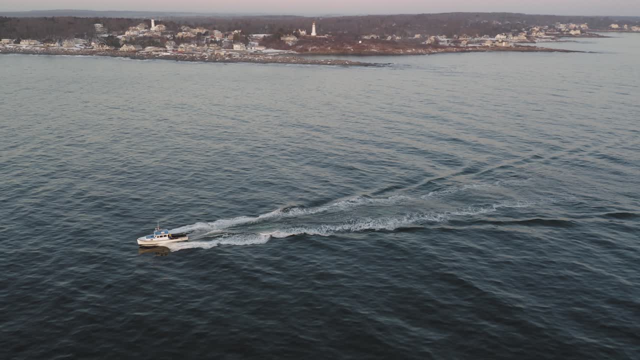 멀리 공중에서 두 개의 등대와 함께 해가 뜨는 동안 시 보트