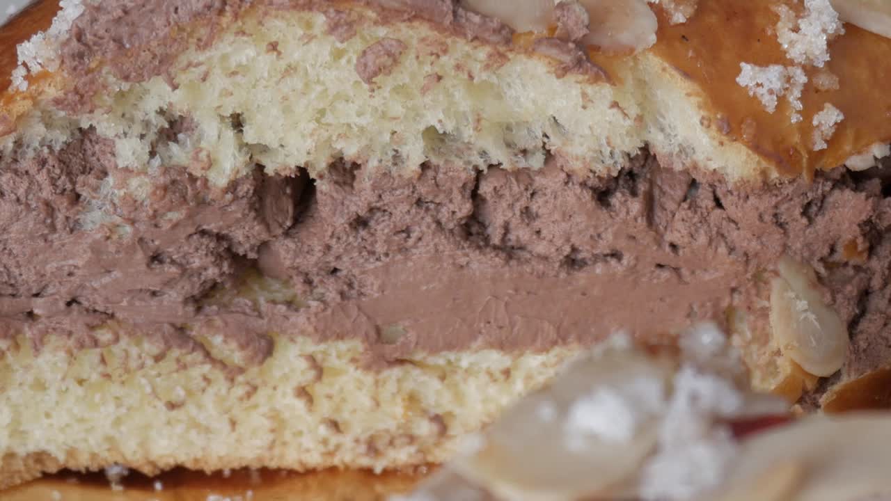 전통적인 roscón de reyes는 초콜릿 크림으로 채워지고 아몬드로 여 있습니다.