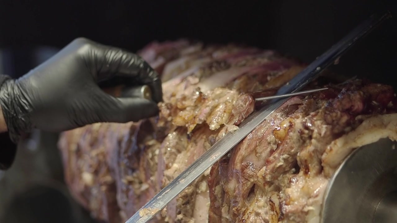 Chef Fatiando Deliciosa Carne de Doner Kebab de um Grelhador Vertical