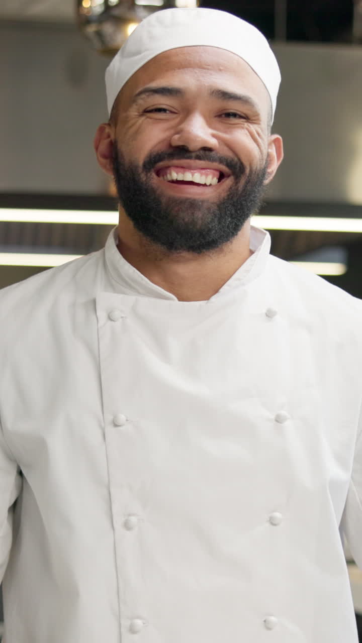 Chef in uniforme che sorride