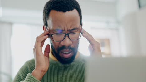 hombre, trabajo remoto y dolor de cabeza en la computadora portátil