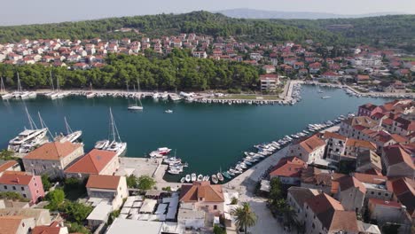 Aérea:-Stari-Grad,-Isla-De-Hvar,-Croacia,-Mostrando-El-Puerto-Y-La-Ciudad-Histórica